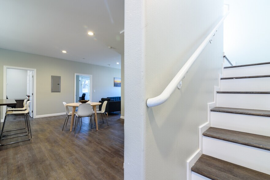 Building Photo - 1164 W 24th St