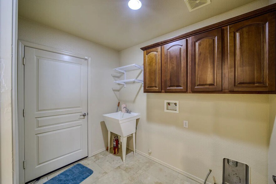 Building Photo - 1009 Heritage Dr