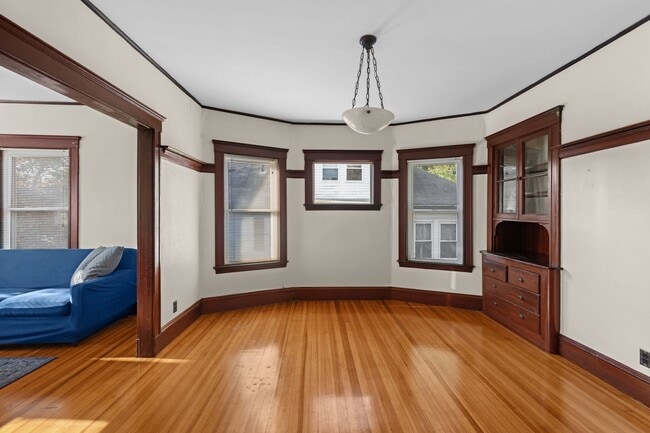 Building Photo - No Brokers Fee, In-Unit Washer and Dryer, Central Heat/AC, Eat-in Kitchen, Parking for Rent