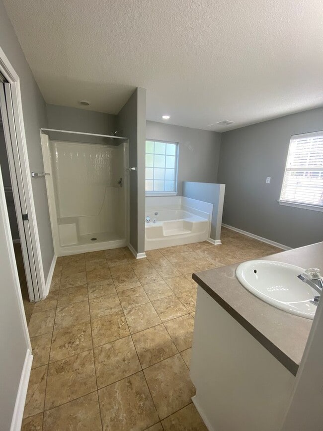 Building Photo - 221 Stirling Bridge Dr