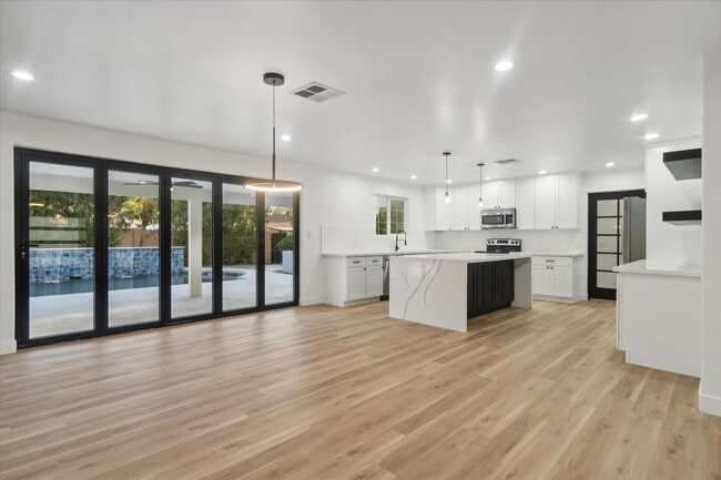 Building Photo - 8525 E Clarendon Ave