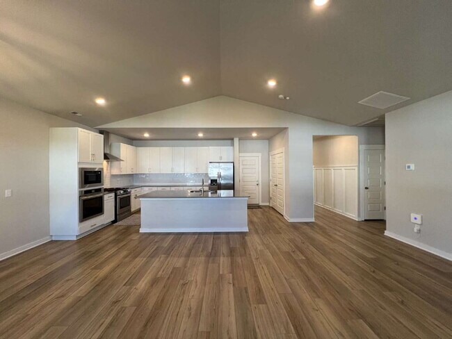 Building Photo - Luxury Living for Lease in Hendersonville!