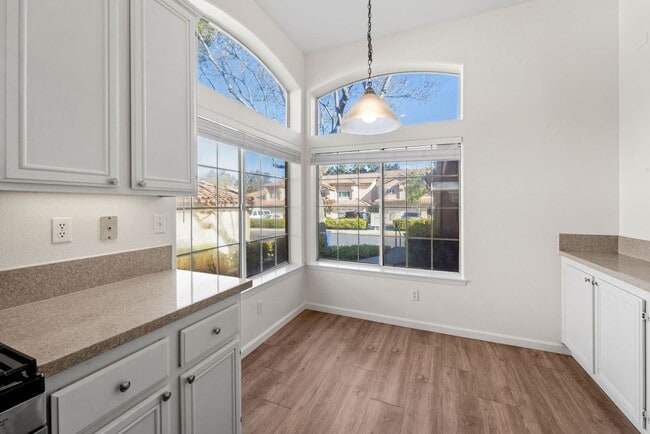 Building Photo - Charming 2 Bed | 2 Bath Single-Story Home with Golf Course Views!