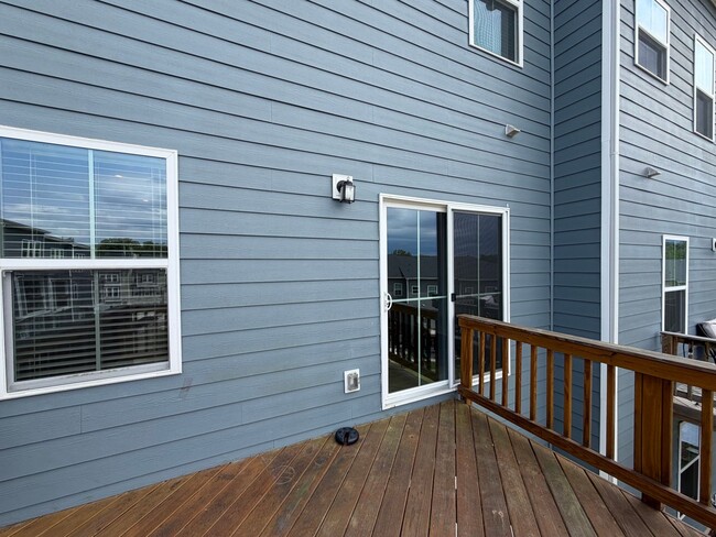 Building Photo - 921 Portrush Ln