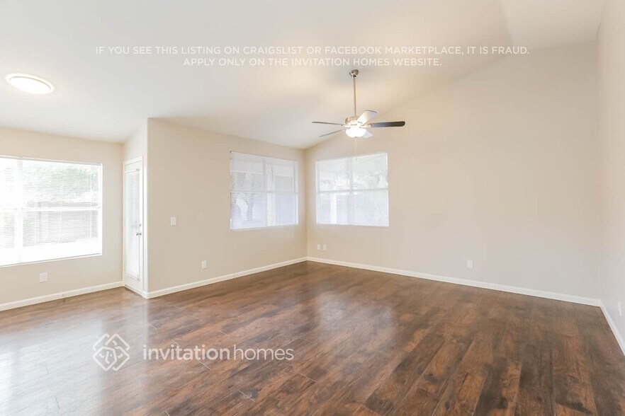 Building Photo - 1002 W Chicago Ct