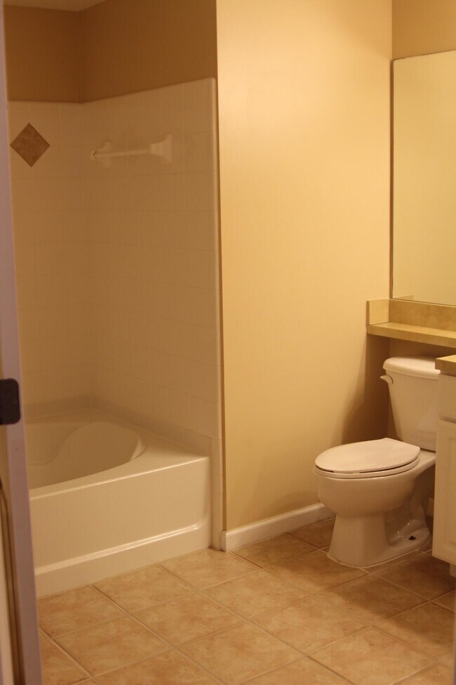 Building Photo - 4203 Myrtlewood Cir E