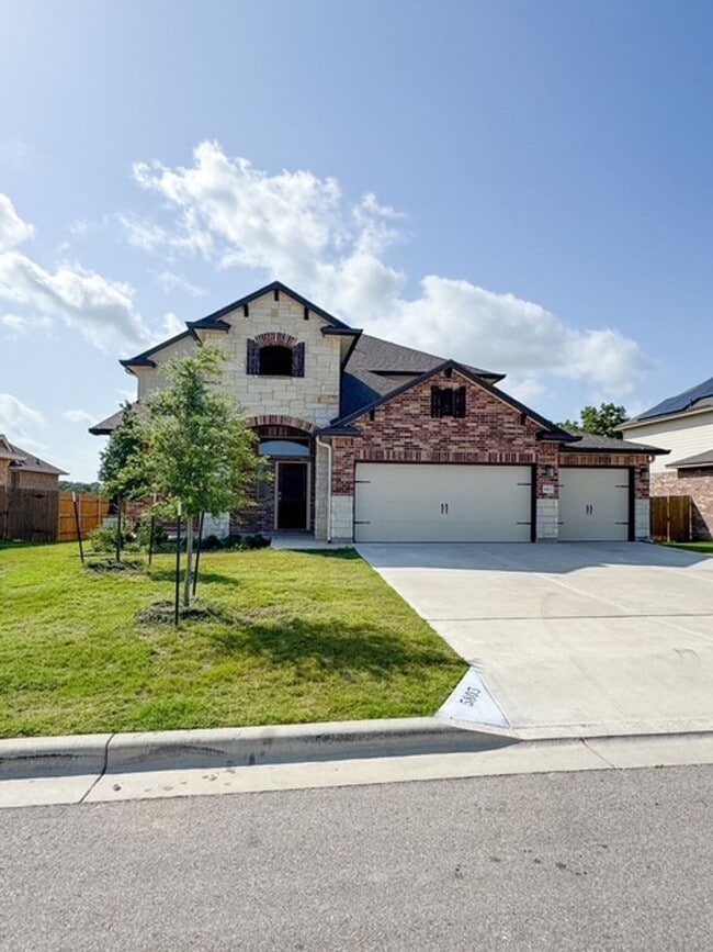 Building Photo - Stunning home with ALL THE SPACE in 3 Creeks!