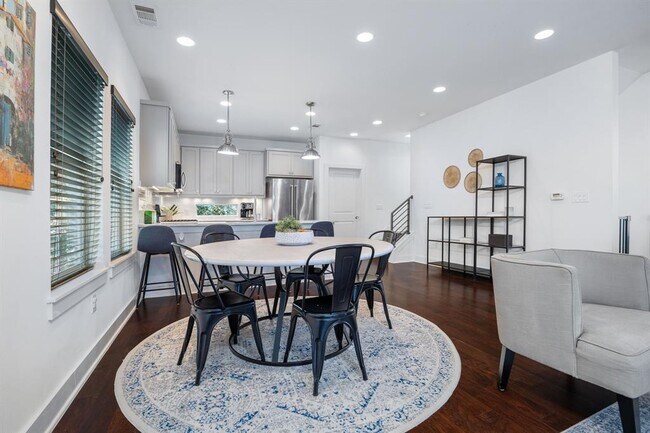 Building Photo - 2703 Halcyon Dr