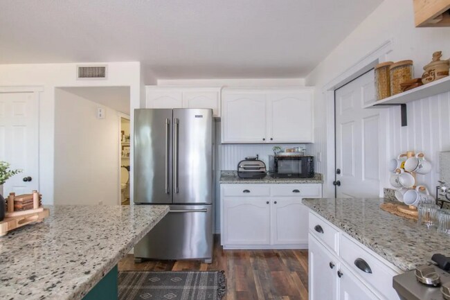 Building Photo - 1228 E Waterview St