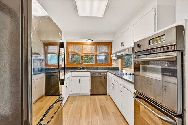 Building Photo - 3637 Sunset Dr