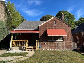 Building Photo - 160 Roslyn Dr
