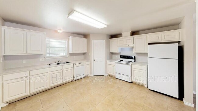 Building Photo - 9904 Risky's Ranch Dr