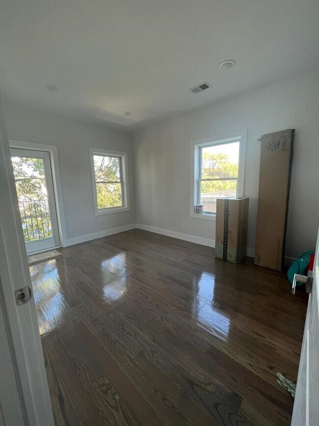 Building Photo - 132 Hopkins Ave