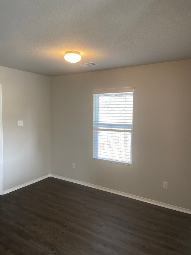 Building Photo - Pre-Leasing | Beautiful 3 Bedroom, 2 Bathroom Home in Fairview Haven with a Private Fenced Backyard