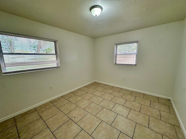 Building Photo - Charming 3-Bedroom, 1.5-Bathroom Home with Stunning Lake Views