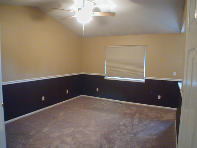Building Photo - House For Lease