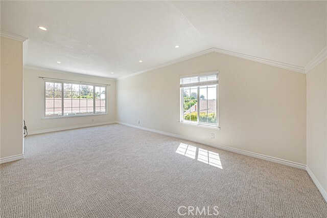 Building Photo - 670 S Oakhaven Ave