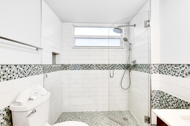 Building Photo - 2508 Bay Dr