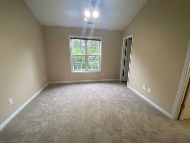 Building Photo - 2 bedroom duplex in Raleigh with ALL the a...