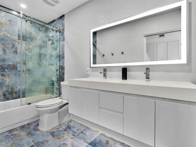 Building Photo - 3731 N Country Club Dr