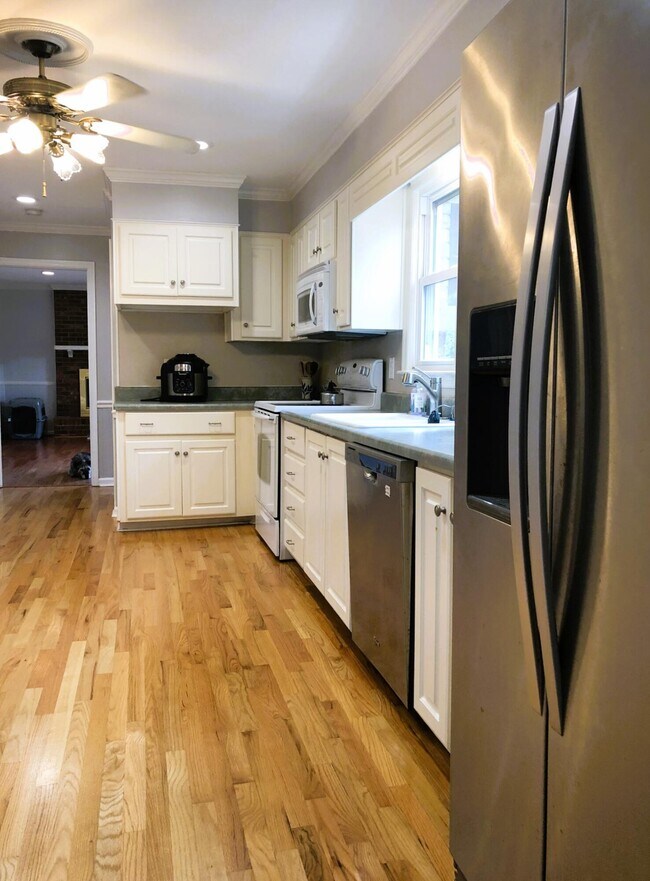 Building Photo - 218 Marty Dr