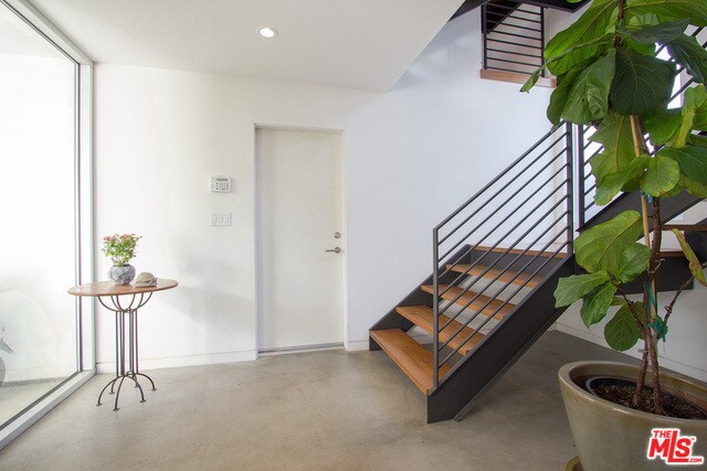 Building Photo - 1046 6th Ave