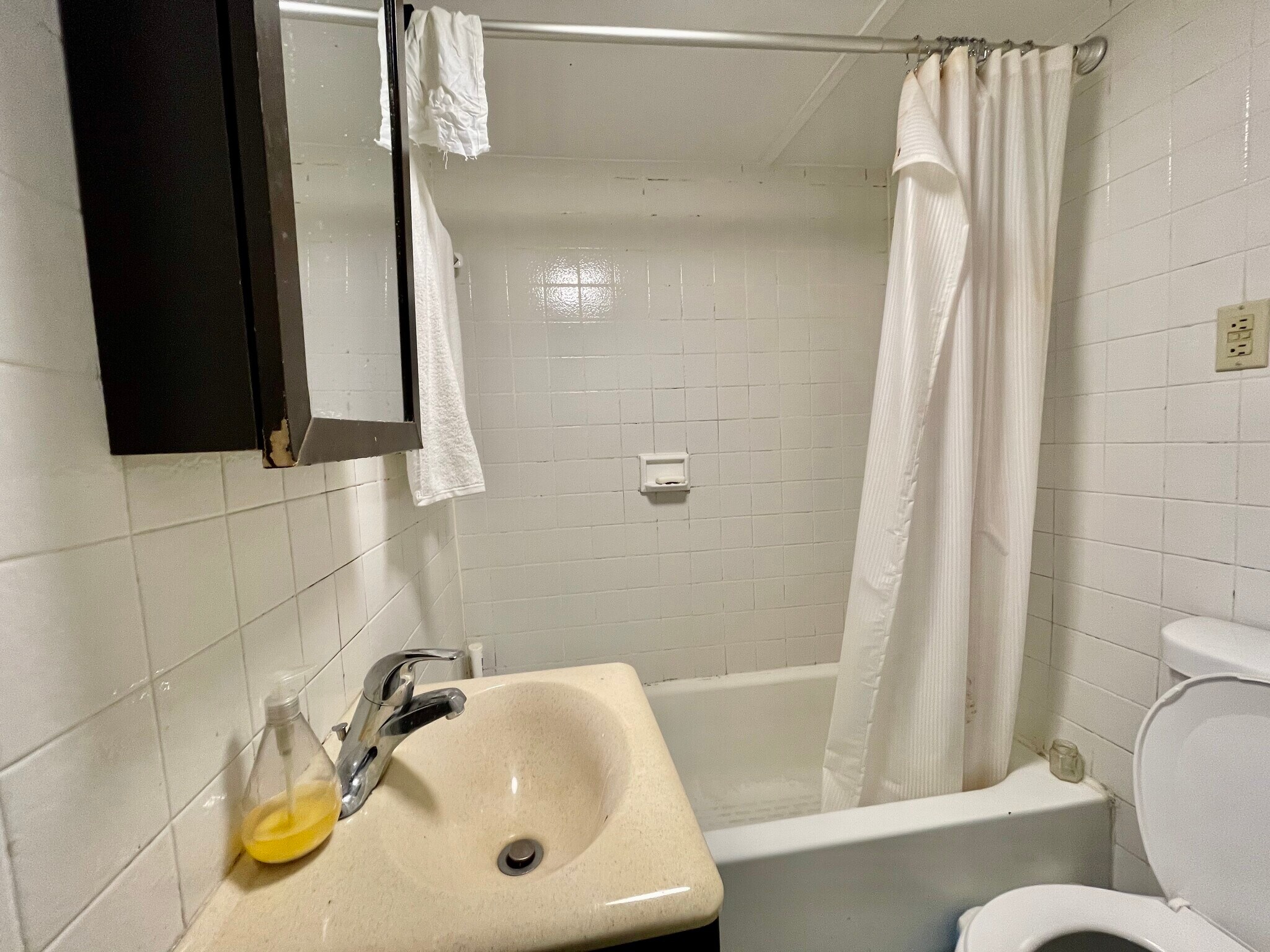 Building Photo - 686 Parker St