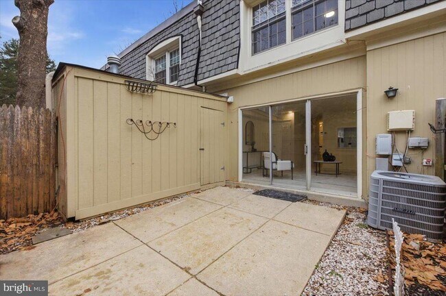 Building Photo - 8141 Kingsway Ct