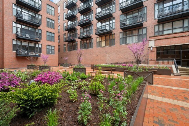 Building Photo - 333 W Hubbard St