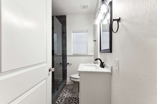 Building Photo - Tastefully updated duplex in the heart of ...