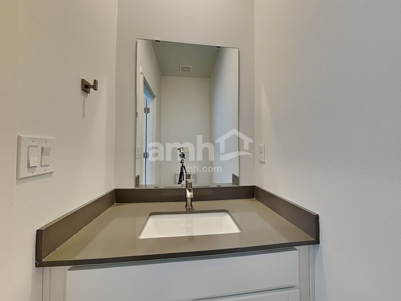 Building Photo - 8002 Katriel Ct SW