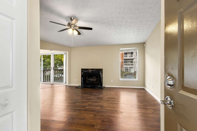 Building Photo - Great Location 2nd Floor Condo