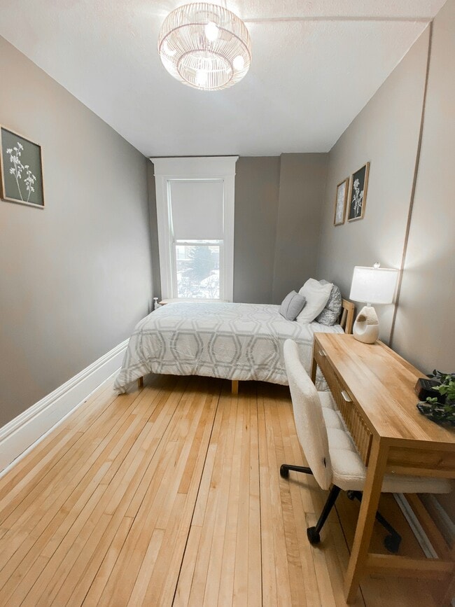 Building Photo - 209 E 3rd St