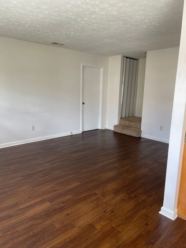 Building Photo - 257 University Dr