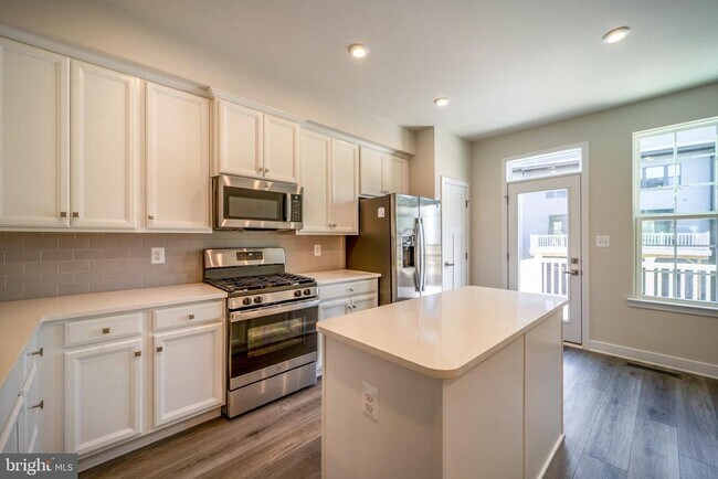 Building Photo - 14064 Sunrise Valley Dr