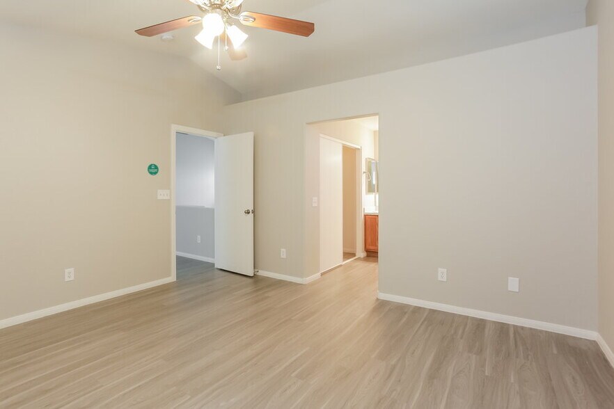 Building Photo - 3020 Sunrise Bay Ave