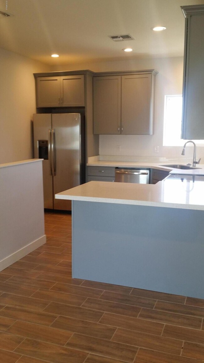 Building Photo - 1341 E Polk St