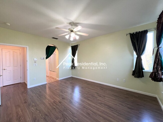 Building Photo - North Natomas 3bd/2.5ba House with 2 Car Garage