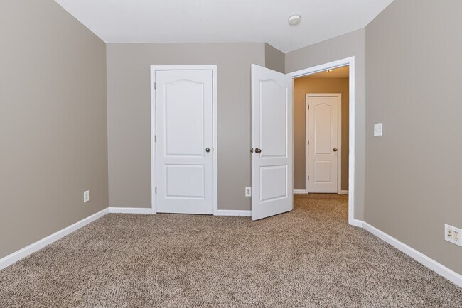 Building Photo - Flagstone Drive