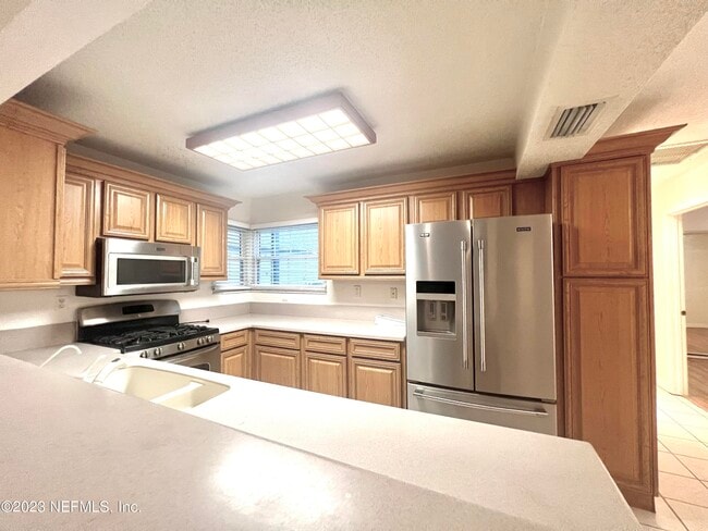Building Photo - 108 N Lake Cir