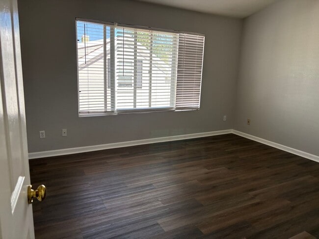 Building Photo - Terrific Brentwood Neighborhood steps from...