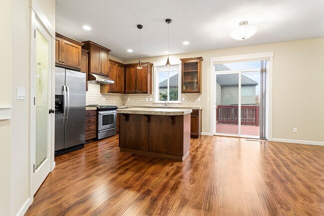 Building Photo - Excellent Condition Three Bedroom + Office, Fenced Backyard, Central AC