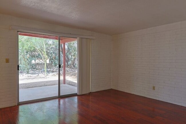 Building Photo - 618 N Medford Dr
