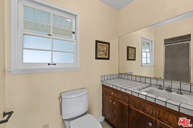 Building Photo - 17117 Weddington St