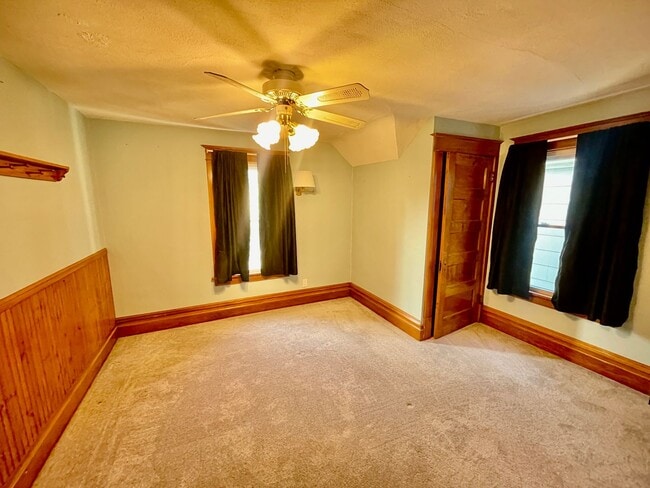 Building Photo - Charming 4 Bedroom Home