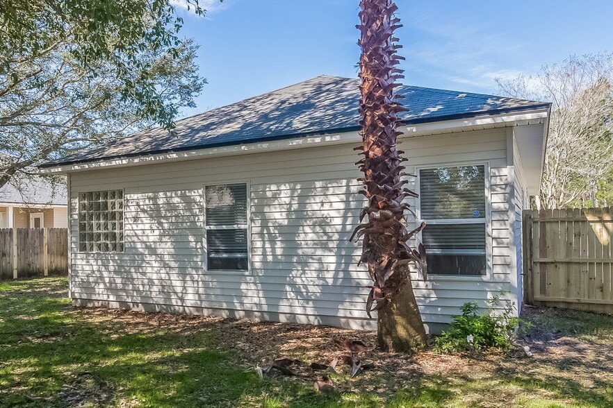 Building Photo - 8413 Staplehurst Dr W