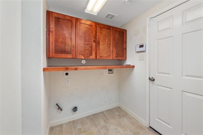 Building Photo - 10039 Noisy Waters Dr