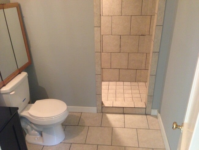 Building Photo - 818 E 9th St