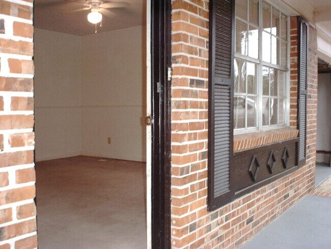 Building Photo - 2007 Harriet Dr