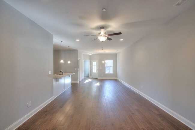 Building Photo - Well appointed Townhome